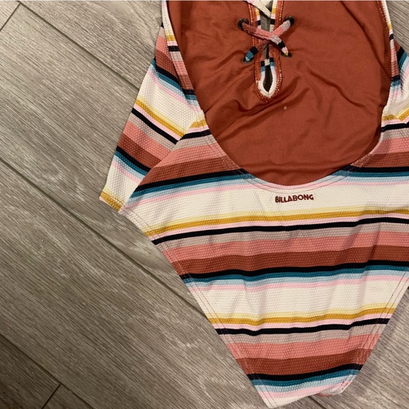 Billabong backless one piece - Picture 3 of 5